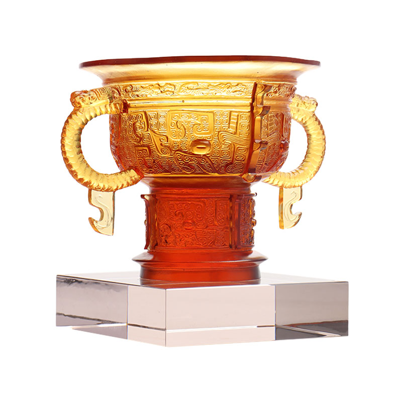 Chân máy Trung Quốc có tay cầm tai rồng và hoa văn gai