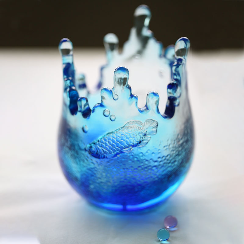 Đồ trang trí thủy tinh màu xanh khắc hoa văn cá