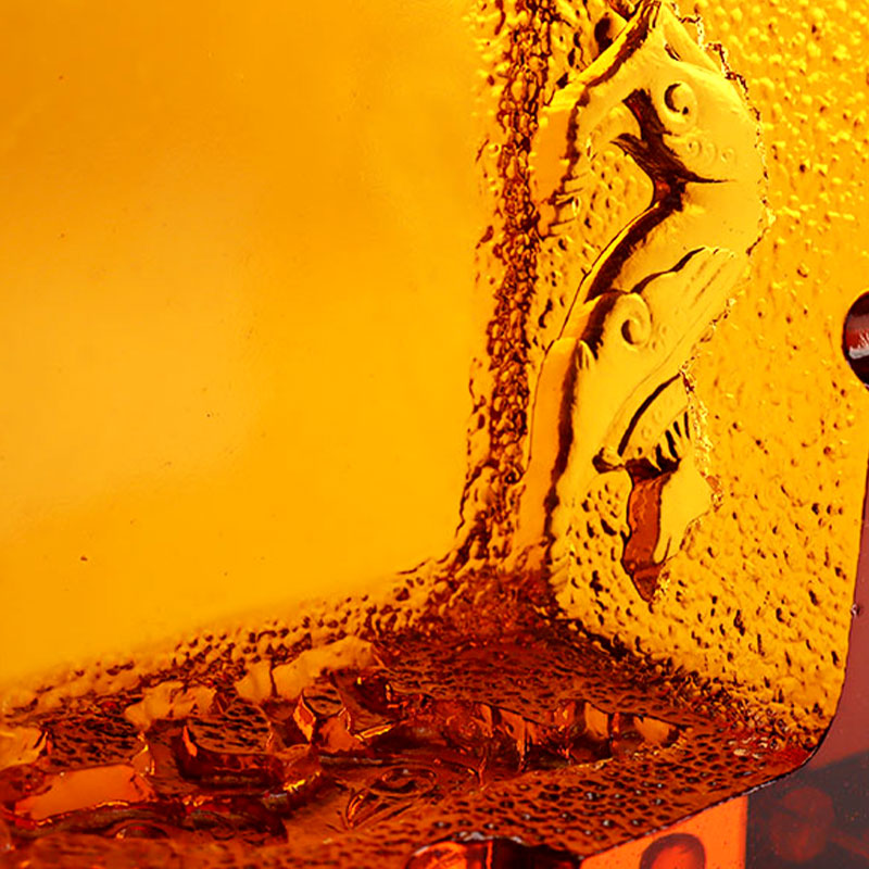 Gạt tàn thủy tinh màu đỏ in hình con vật tinh xảo