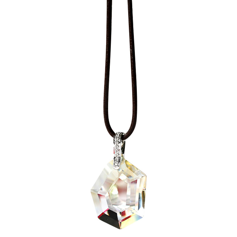 Dây chuyền màu bạc có gắn hoa văn mặt dây chuyền thủy tinh