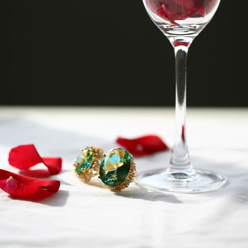 Bông tai thủy tinh màu xanh lá cây với miếng đệm tai vàng