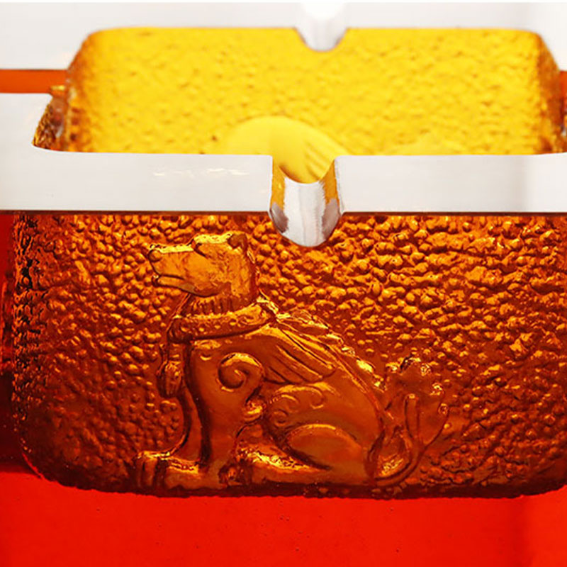 Gạt tàn thủy tinh màu đỏ in hình con vật tinh xảo