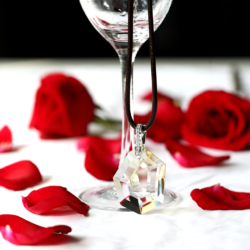 Dây chuyền màu bạc có gắn hoa văn mặt dây chuyền thủy tinh