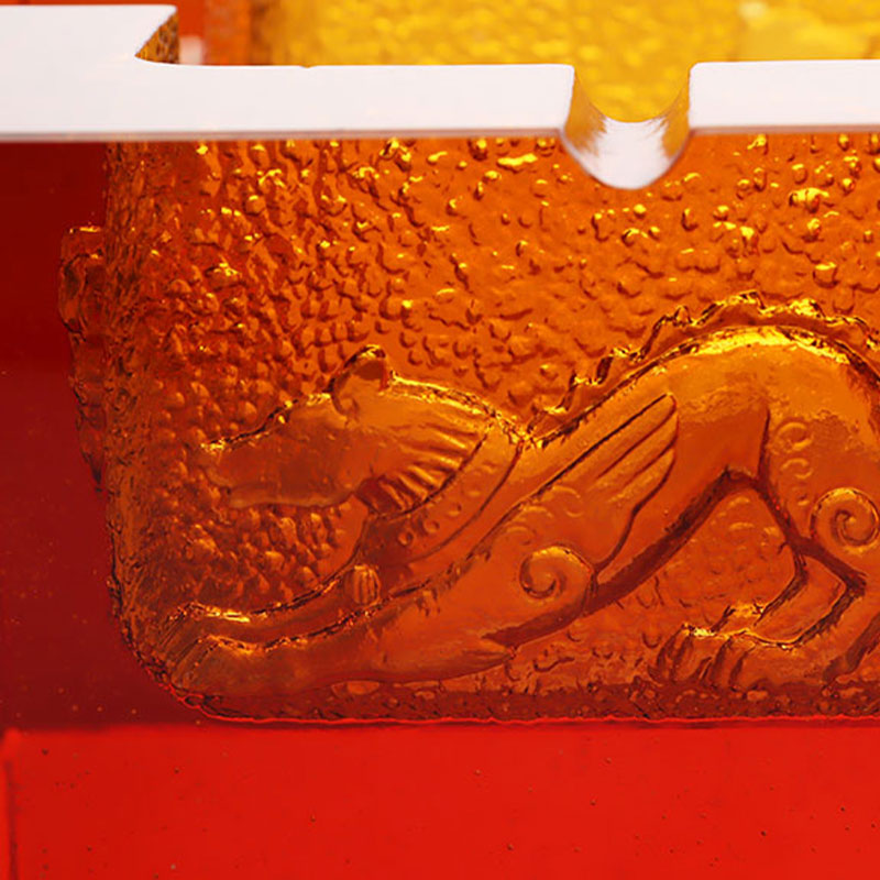 Gạt tàn thủy tinh màu đỏ in hình con vật tinh xảo