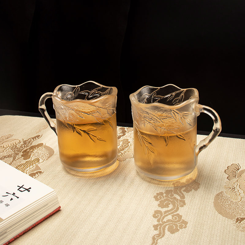 Ly thủy tinh phù điêu lá tre có tay cầm