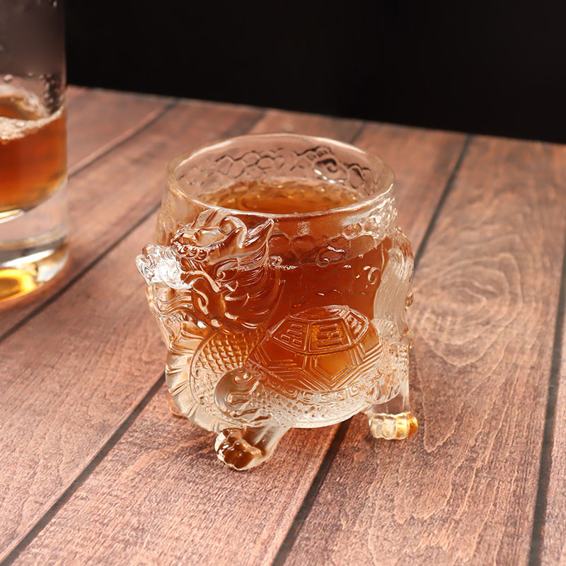 Ly trà thủy tinh phù điêu rồng cổ