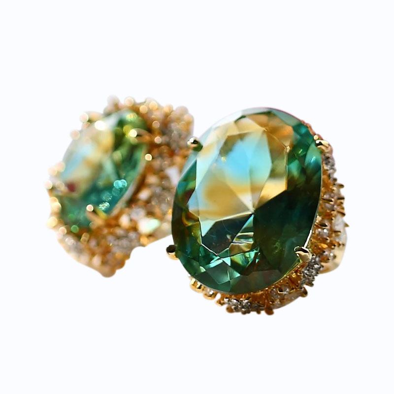 Bông tai thủy tinh màu xanh lá cây với miếng đệm tai vàng