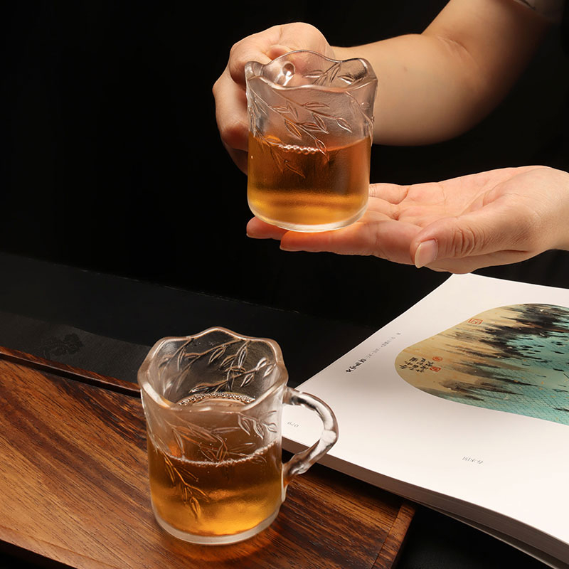 Ly thủy tinh phù điêu lá tre có tay cầm