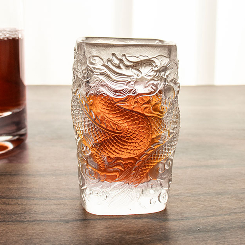 Ly trà thủy tinh phù điêu rồng cổ