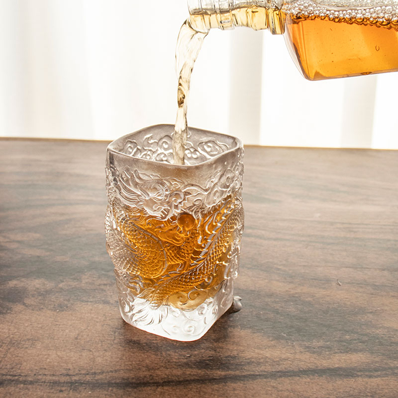 Ly trà thủy tinh phù điêu rồng cổ
