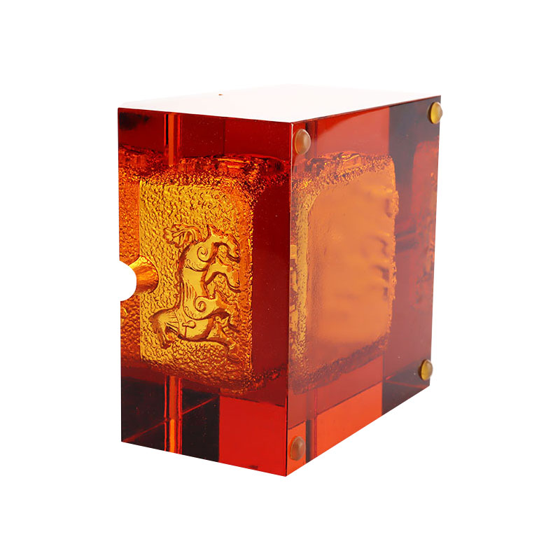 Gạt tàn thủy tinh màu đỏ in hình con vật tinh xảo