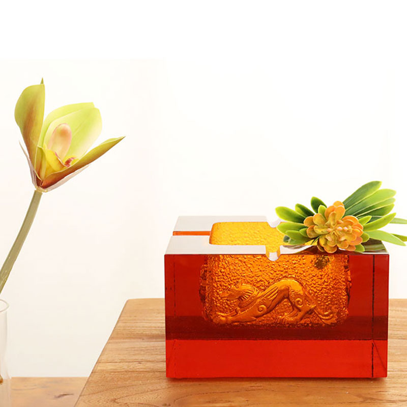 Gạt tàn thủy tinh màu đỏ in hình con vật tinh xảo