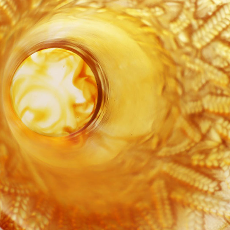 Bình thủy tinh màu hổ phách có tai lúa mì